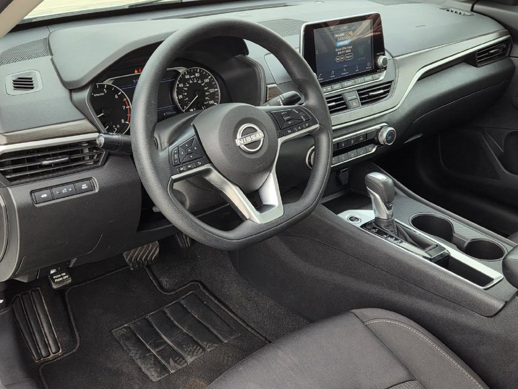 Used 2025 Nissan Altima 2.5 SV FWD image 14