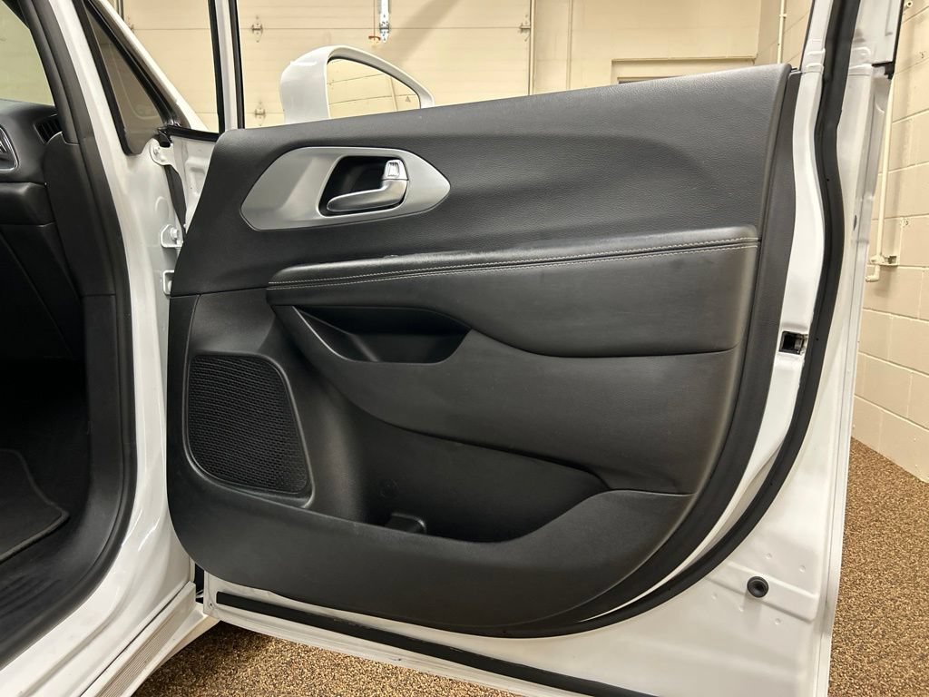 Used 2019 Chrysler Pacifica Touring Plus w/ S Appearance Package FWD image 14