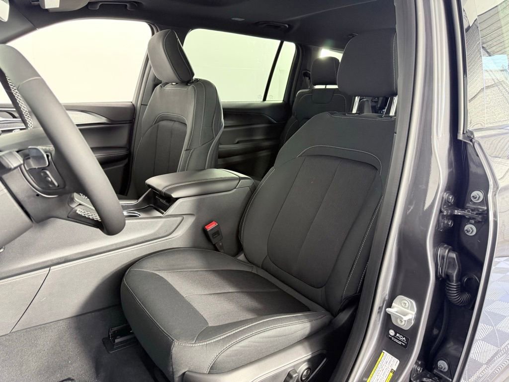 New 2025 Jeep Grand Cherokee L Laredo image 10