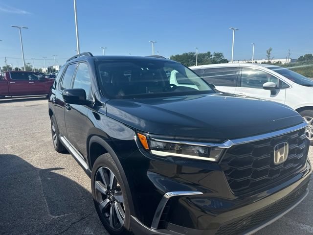 Used 2025 Honda Pilot Touring image 3