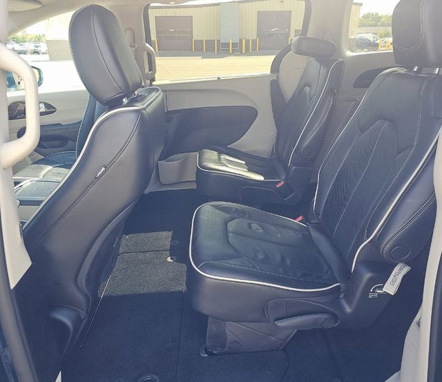 Used 2022 Chrysler Pacifica Limited image 13