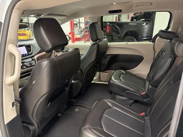 Used 2023 Chrysler Pacifica Touring-L image 14