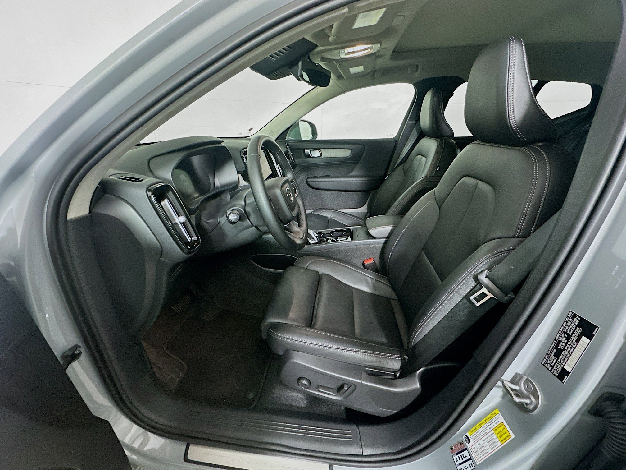 Used 2025 Volvo XC40 B5 Plus image 13