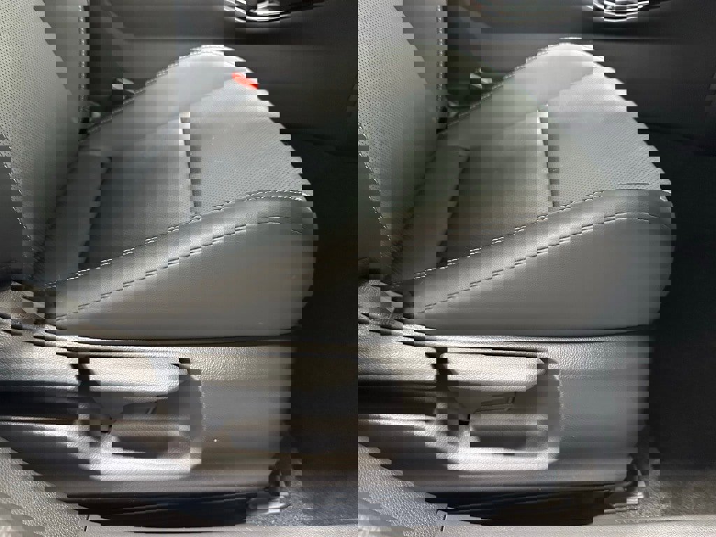 Used 2025 Toyota Prius XLE image 60