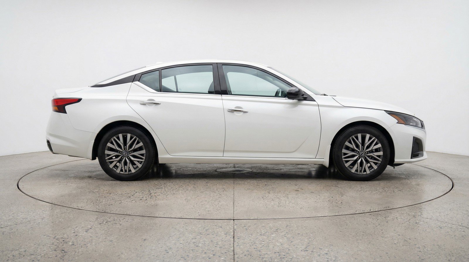 Used 2025 Nissan Altima 2.5 SV image 11