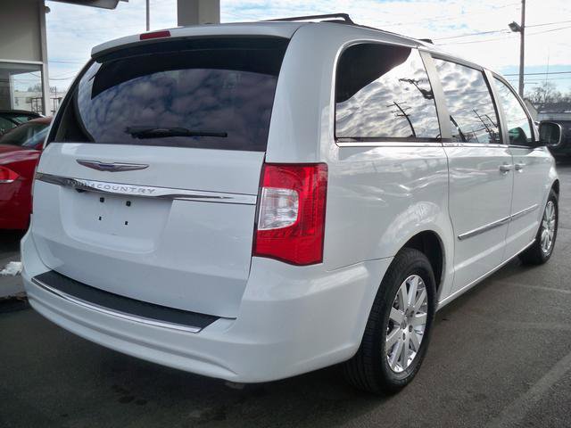 Used 2015 Chrysler Town & Country Touring image 3