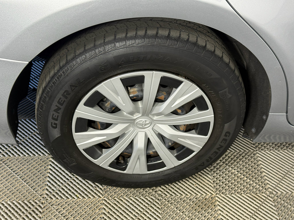 Used 2022 Toyota Camry LE image 6