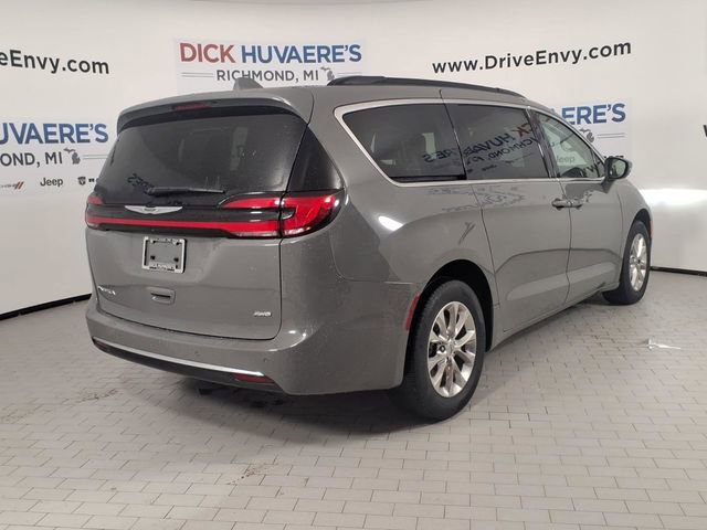 Used 2022 Chrysler Pacifica Touring-L image 4