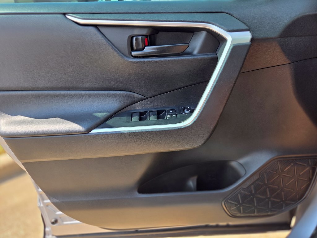 Used 2022 Toyota RAV4 LE FWD image 26