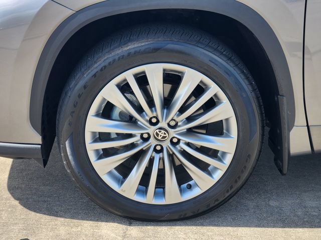 Certified 2025 Toyota Highlander Platinum AWD/4WD image 10