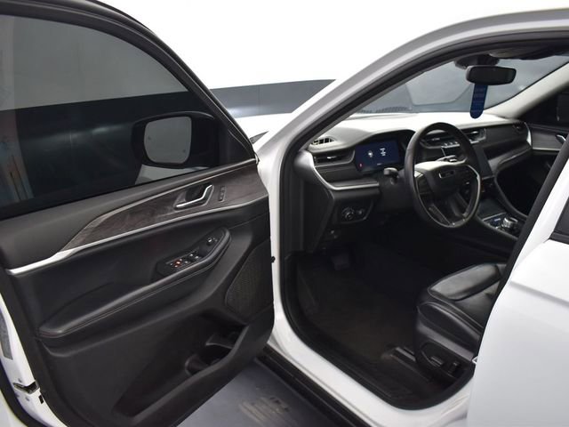 Used 2023 Jeep Grand Cherokee Limited w/ Black Appearance Package image 12