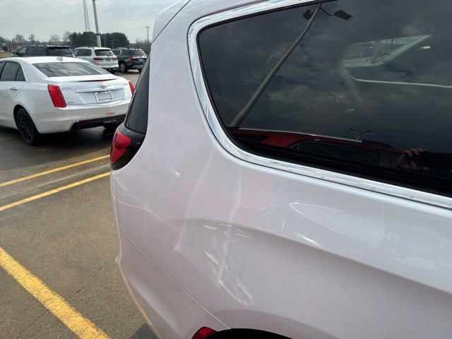 Used 2024 Chrysler Pacifica Touring-L image 17