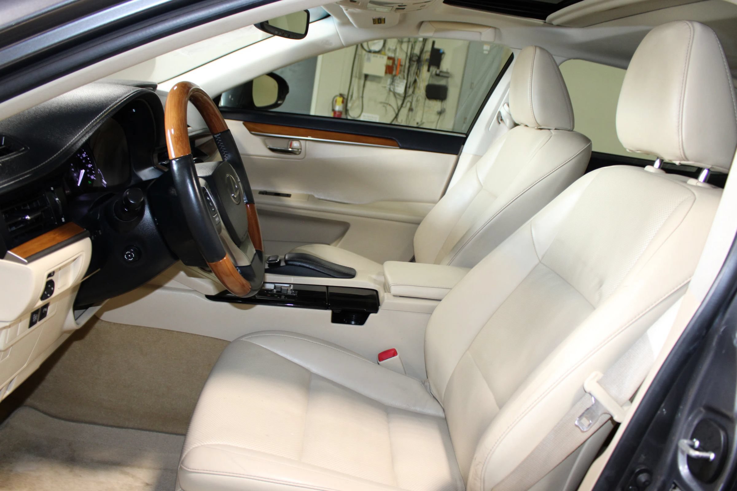 Used 2013 Lexus ES 300h w/ Luxury Pkg FWD image 27