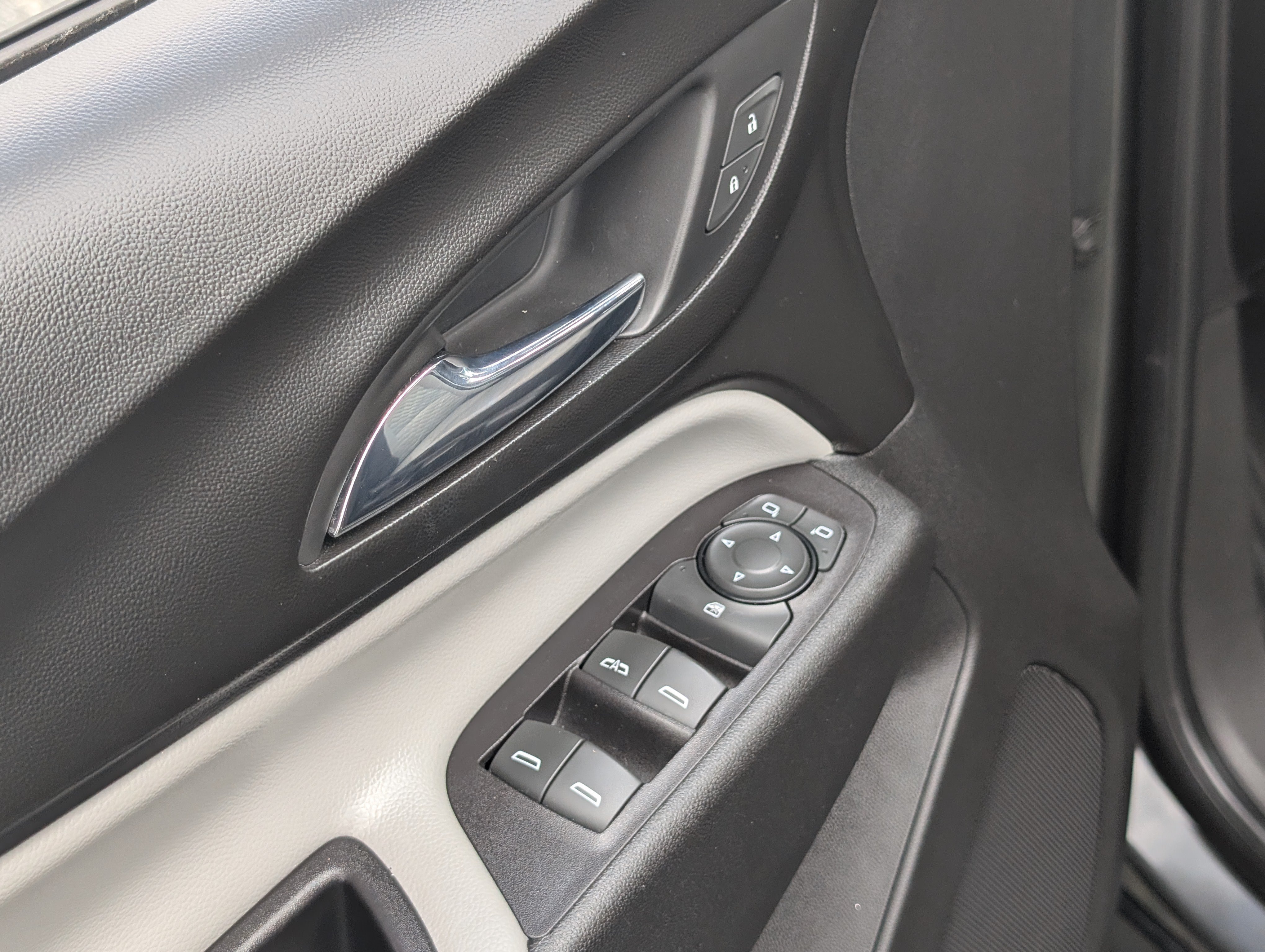 Used 2018 Chevrolet Equinox LS FWD image 20
