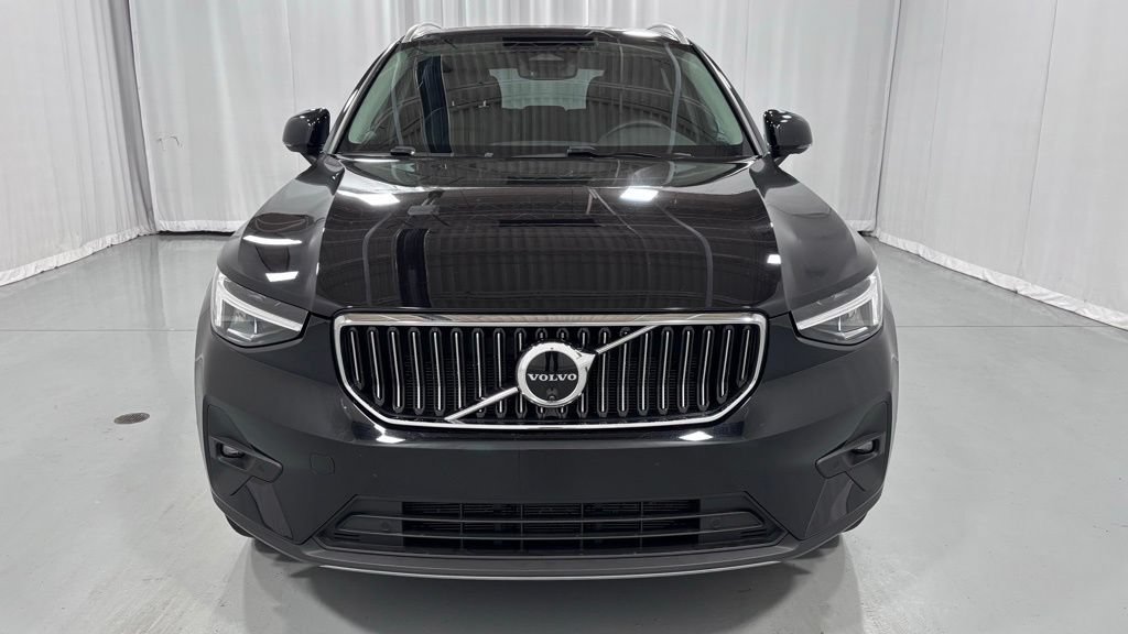 Certified 2025 Volvo XC40 B5 Plus AWD/4WD image 3