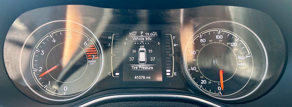 Used 2019 Jeep Cherokee Latitude Plus w/ Cold Weather Group AWD/4WD image 19