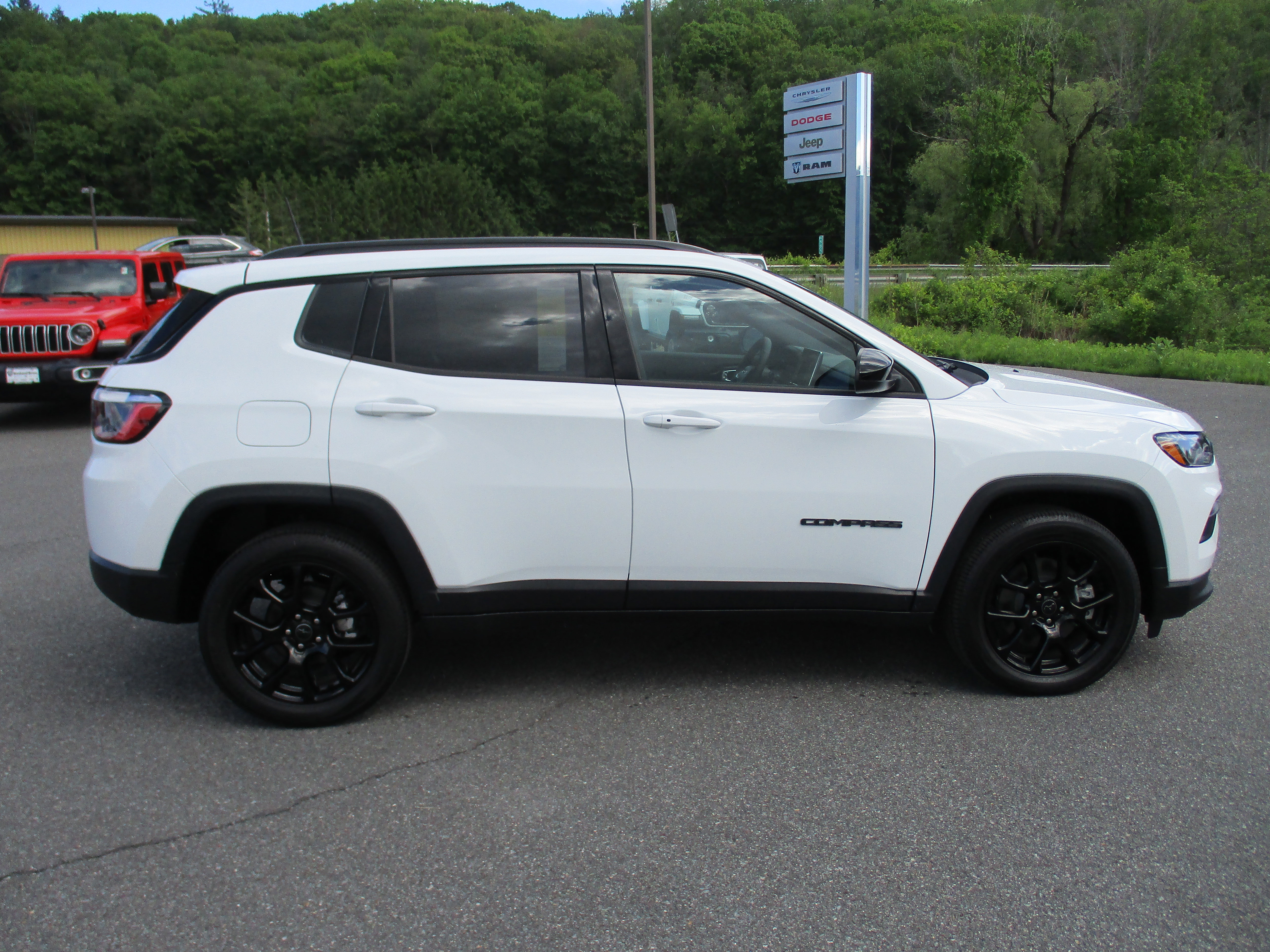 Used 2026 Jeep Compass Latitude w/ Quick Order Package 29K AWD/4WD image 4