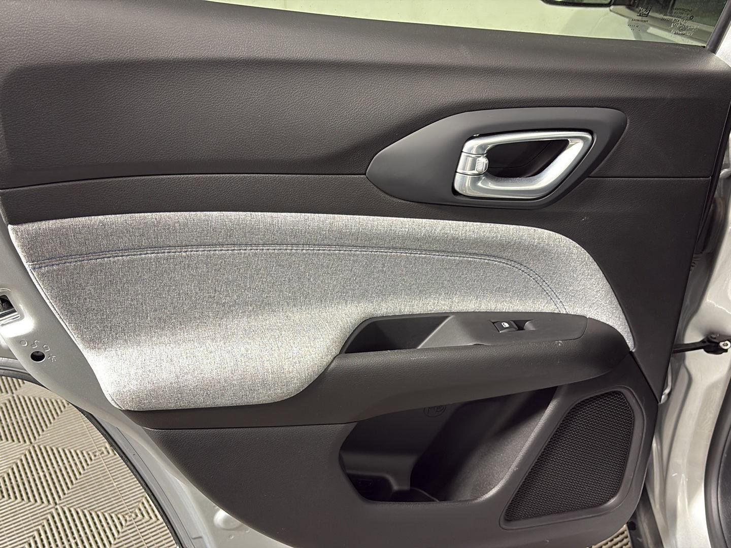 Used 2025 Jeep Compass Latitude image 23