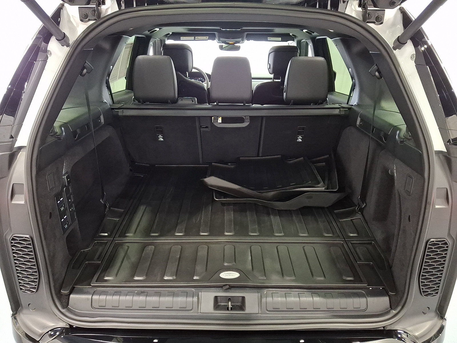 Certified 2025 Land Rover Discovery Dynamic SE AWD/4WD image 32