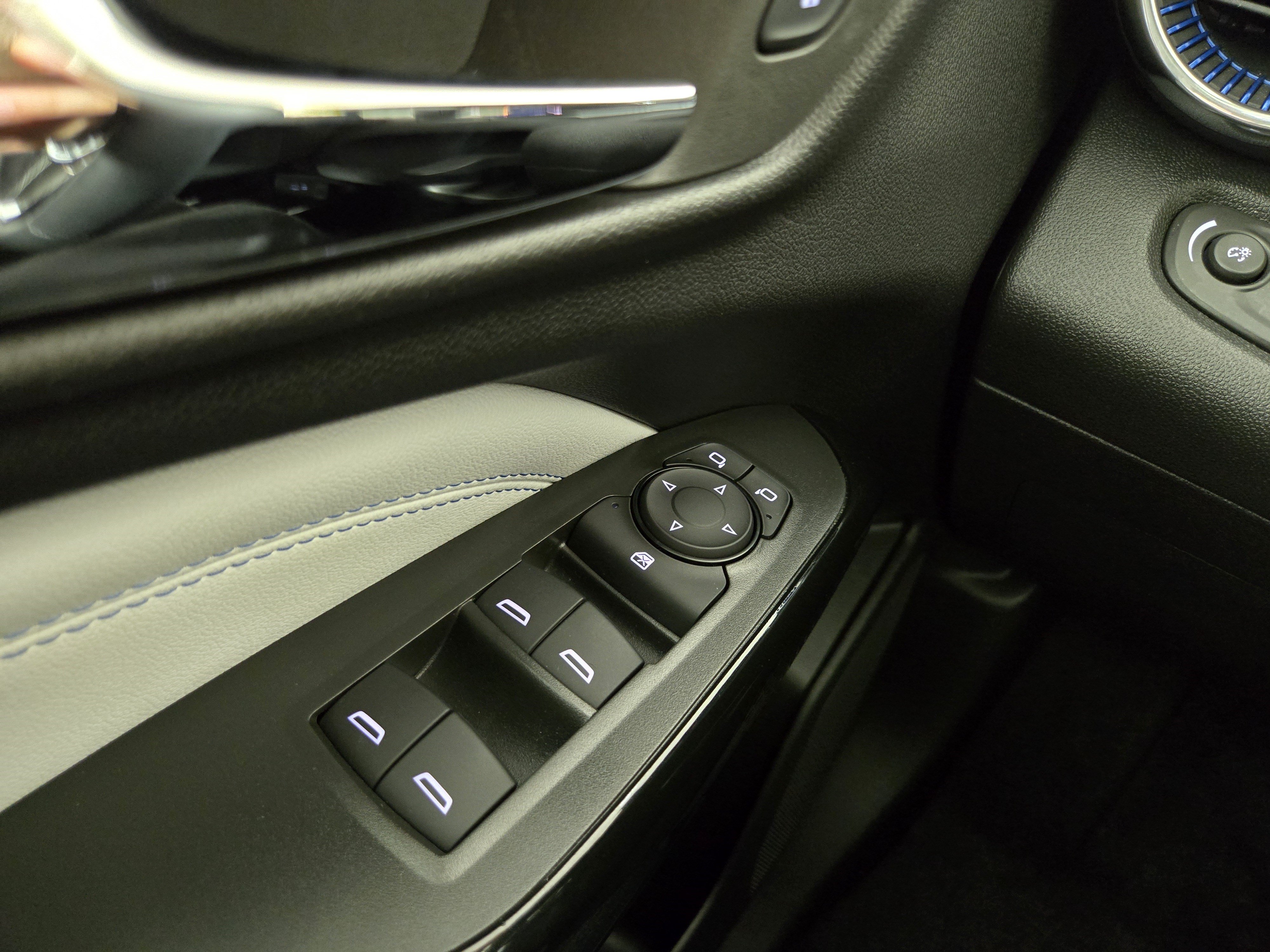 Certified 2025 Chevrolet Trax LT w/ LT Convenience Package FWD image 29