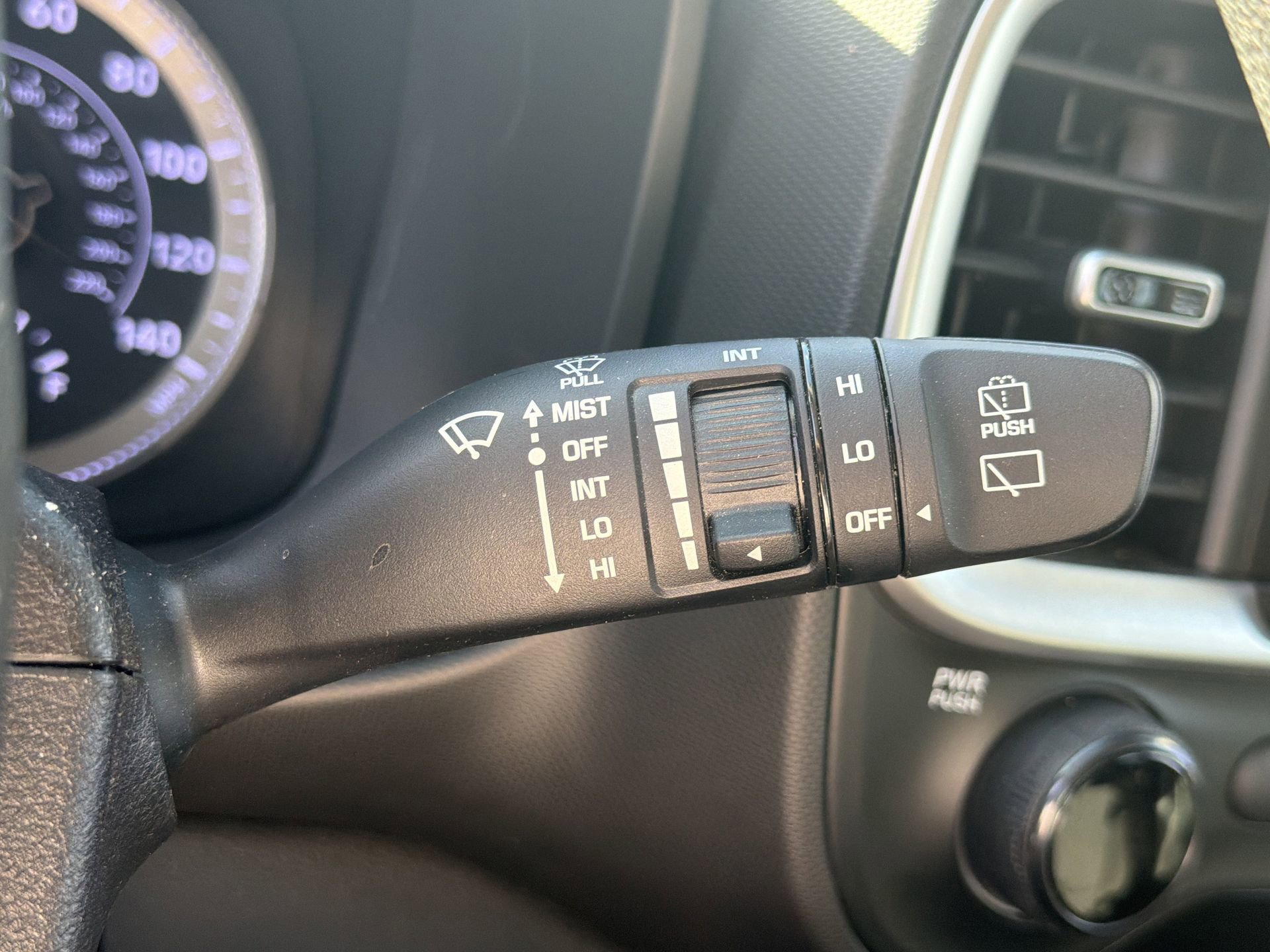 Used 2020 Hyundai Venue SE image 11