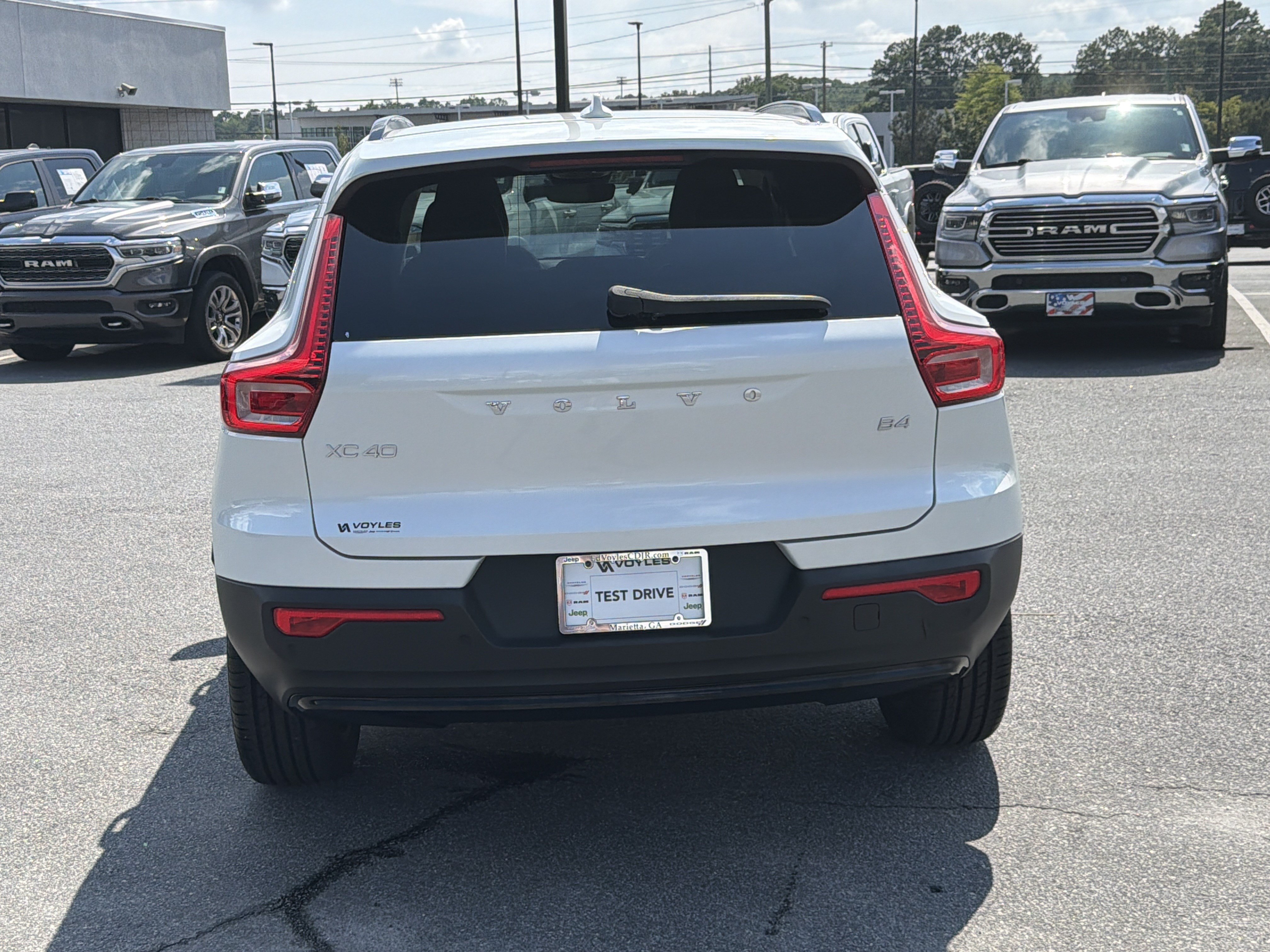 Used 2023 Volvo XC40 B4 Ultimate FWD image 7
