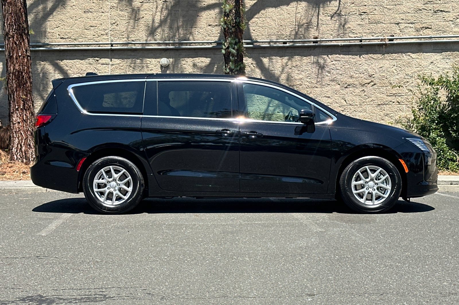 New 2027 Chrysler Pacifica Select FWD image 2