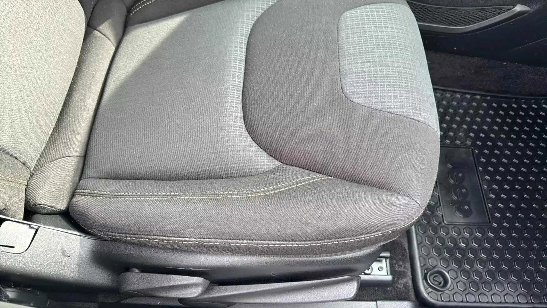 Used 2017 Jeep Cherokee Latitude w/ Comfort/Convenience Group image 19