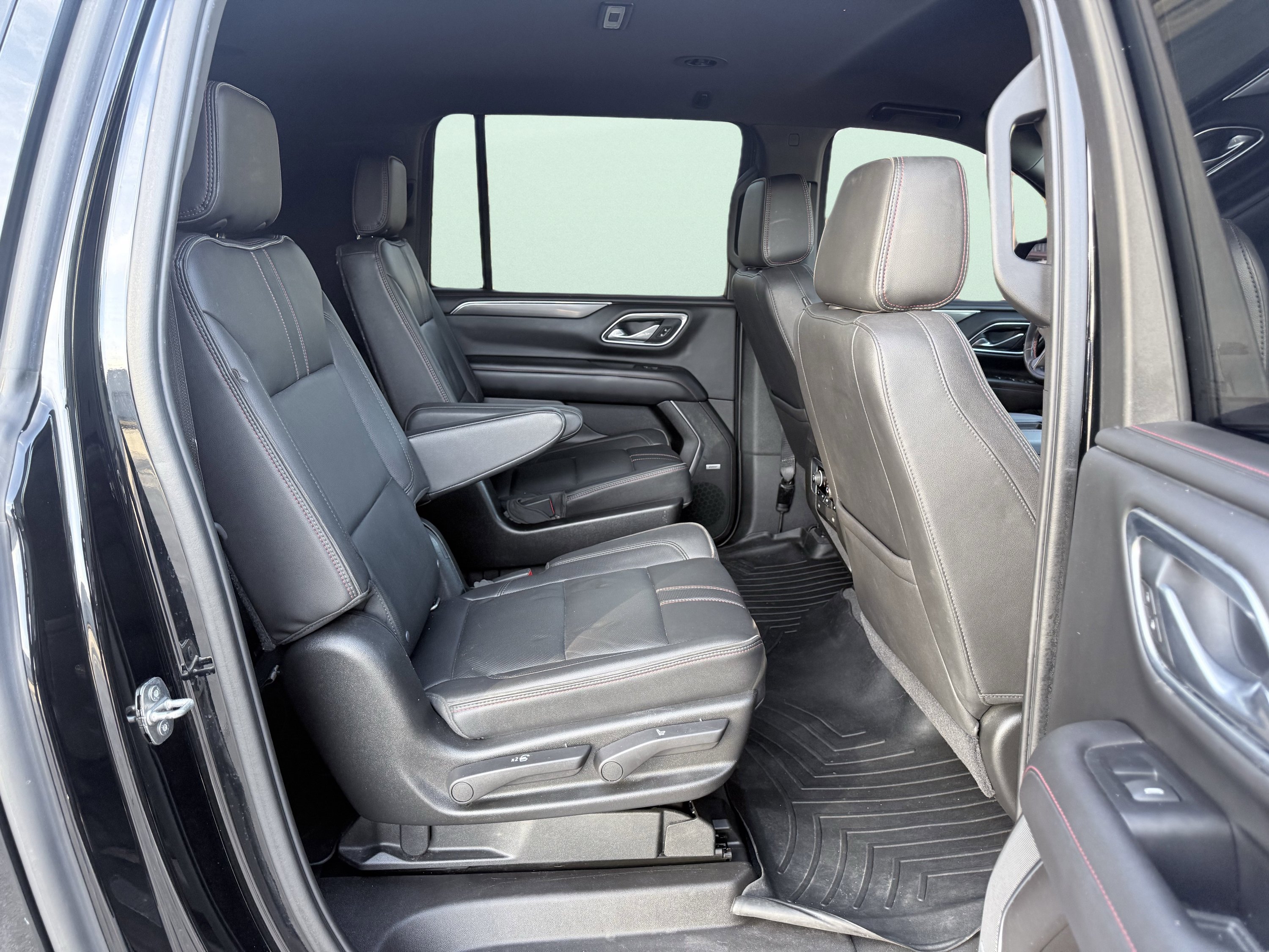 Used 2021 Chevrolet Suburban RST w/ Luxury Package AWD/4WD image 28