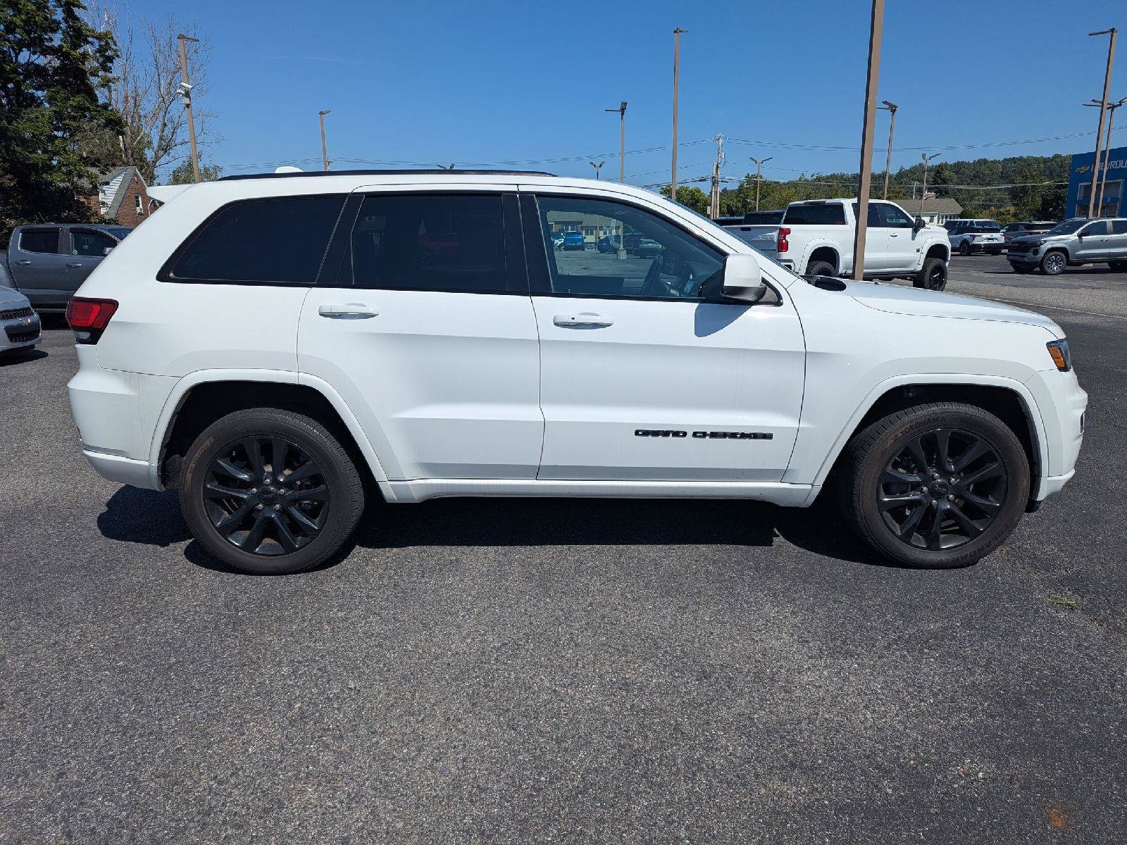Used 2019 Jeep Grand Cherokee Altitude AWD/4WD image 8