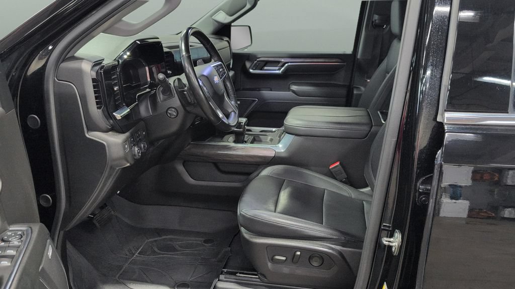 Used 2024 Chevrolet Silverado 1500 LTZ AWD/4WD image 9