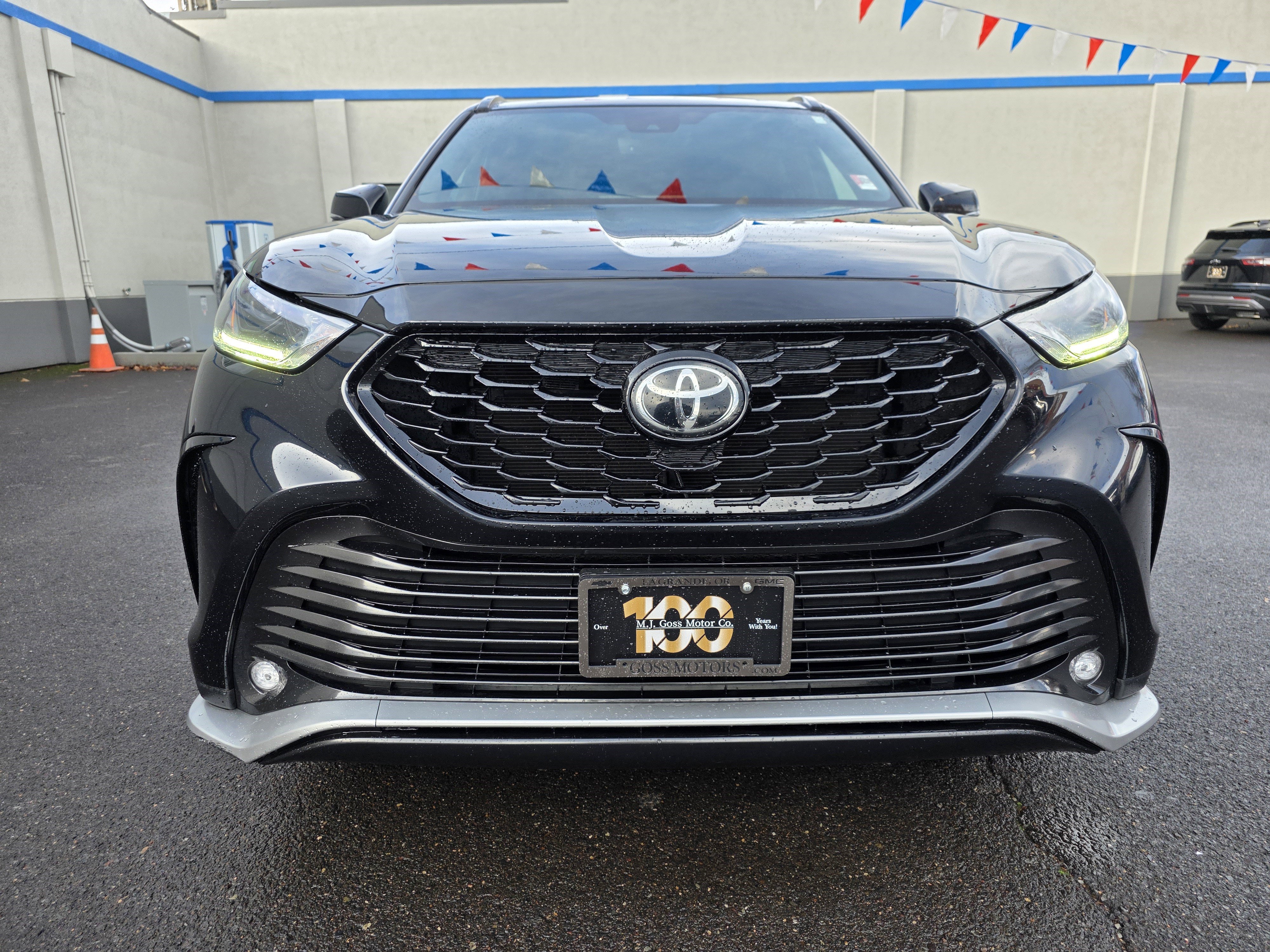 Used 2021 Toyota Highlander XSE image 2