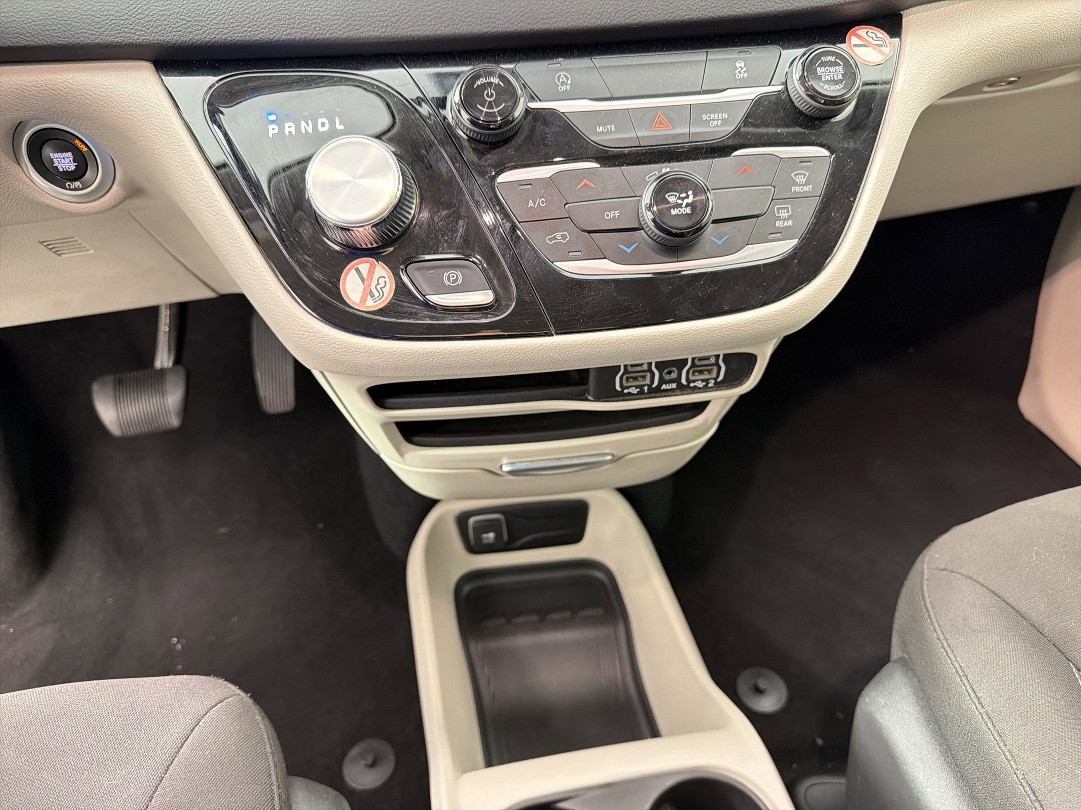 Used 2023 Chrysler Voyager LX image 17