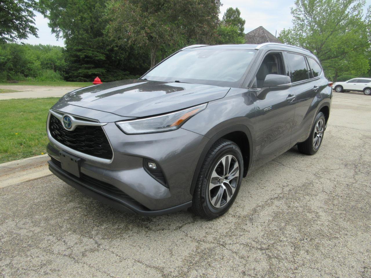 Used 2021 Toyota Highlander XLE FWD image 2