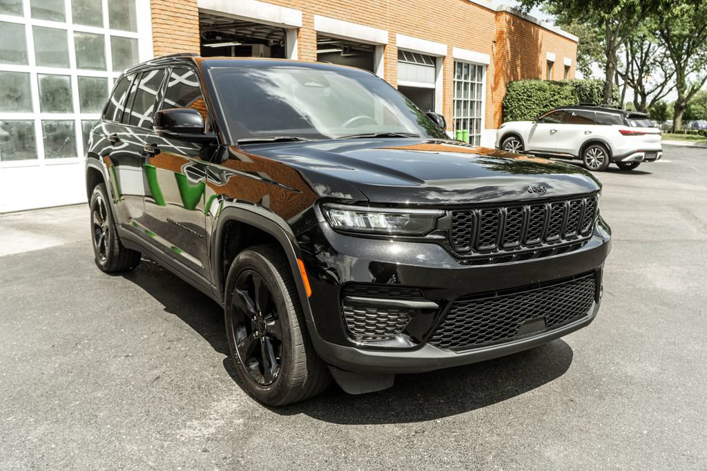 Used 2023 Jeep Grand Cherokee Altitude AWD/4WD image 5