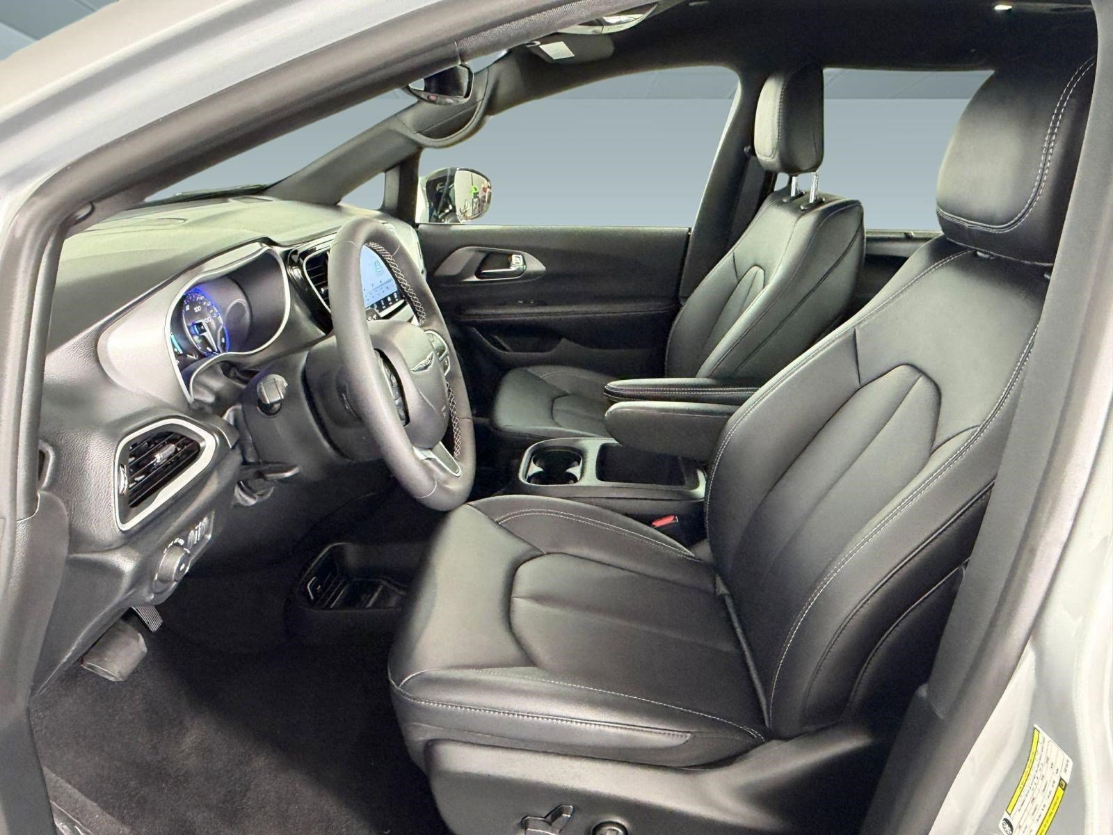 Used 2026 Chrysler Pacifica Select image 5