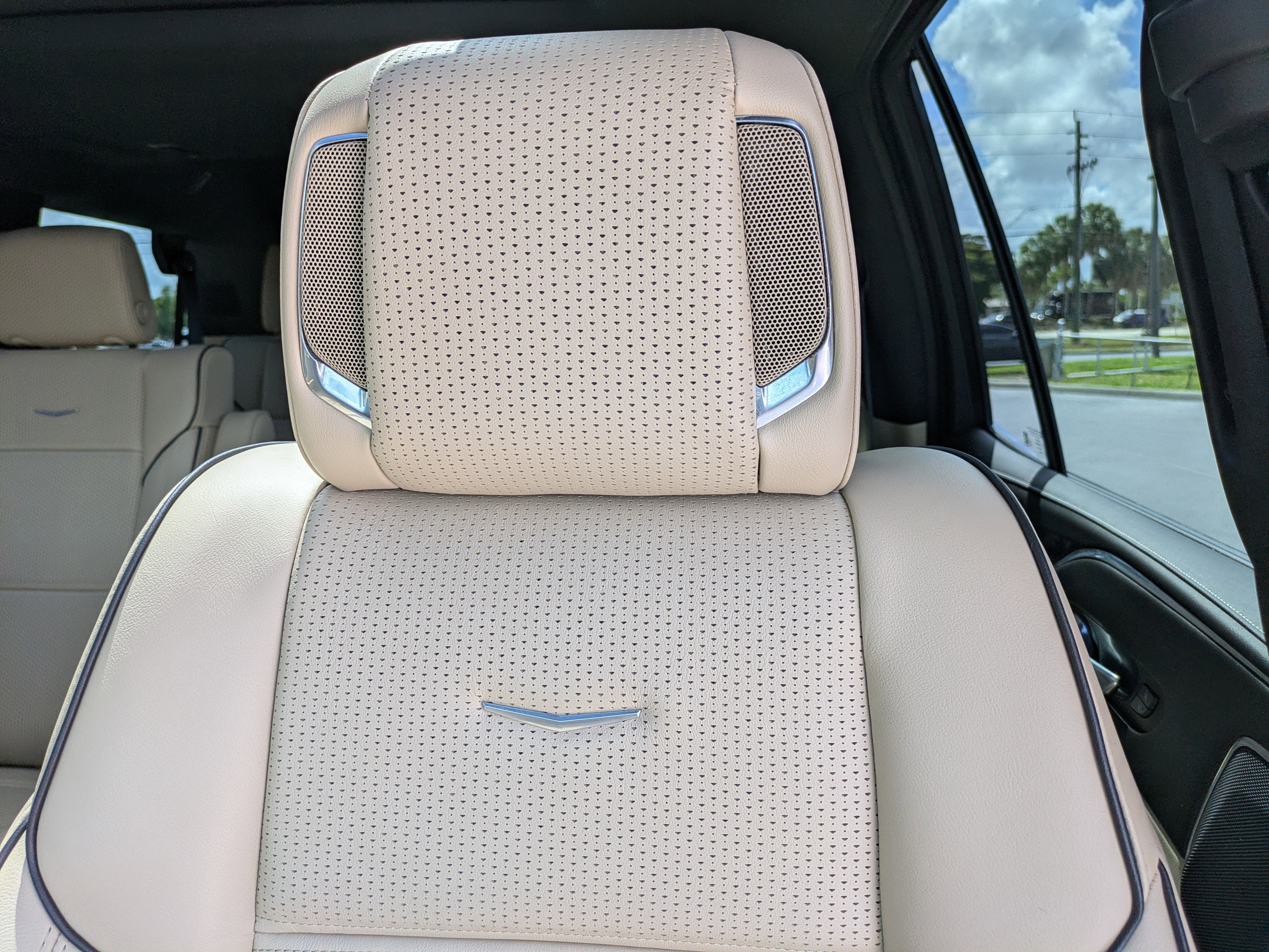 Used 2022 Cadillac Escalade Premium Luxury w/ Performance Package AWD/4WD image 17
