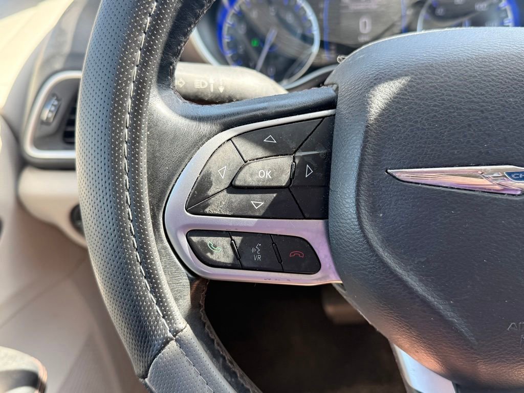 Used 2017 Chrysler Pacifica Touring-L FWD image 19