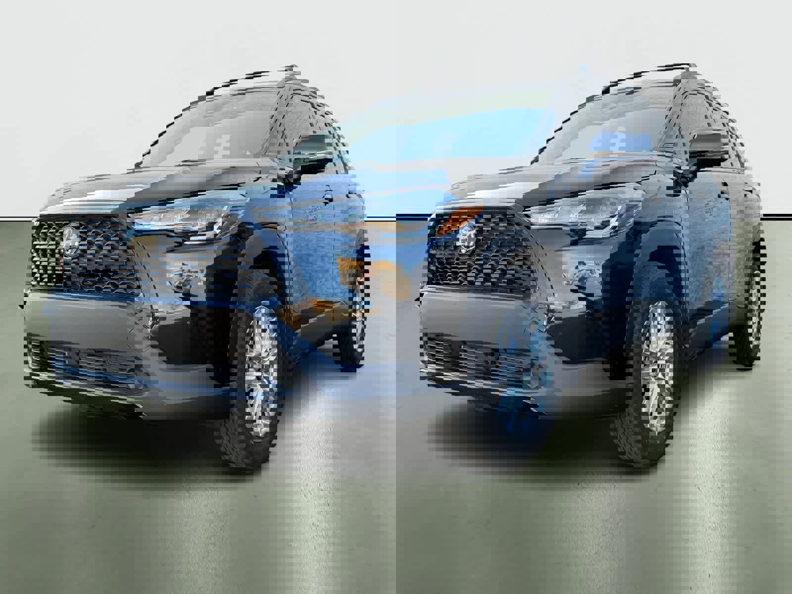 Used 2024 Toyota Corolla Cross LE image 2