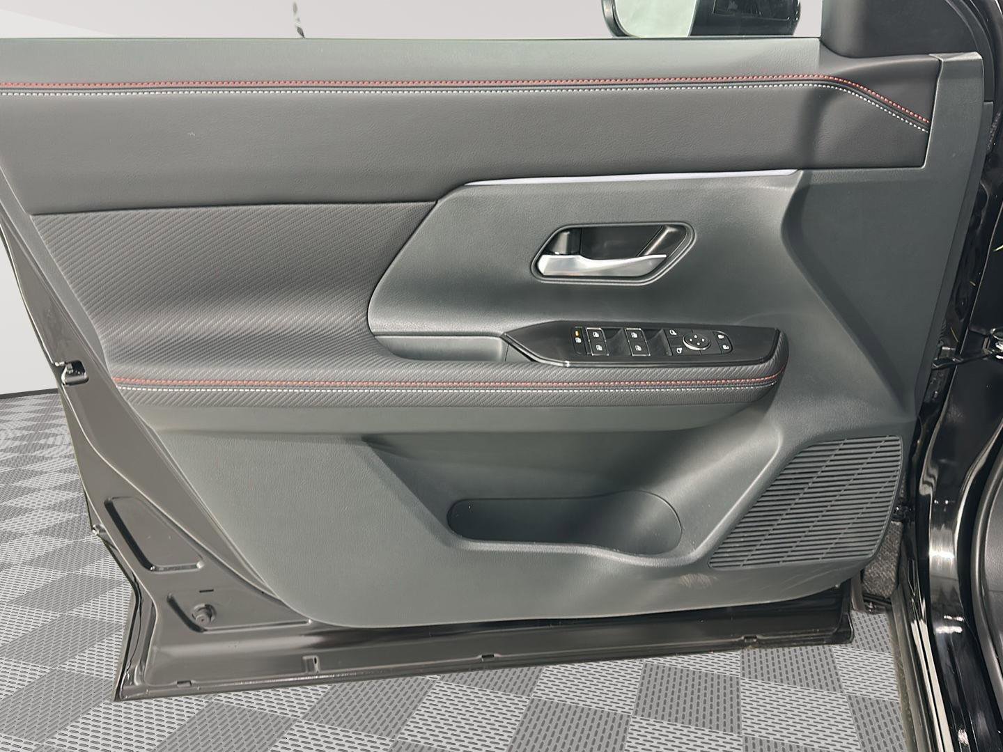 Used 2025 Nissan Kicks SR image 17