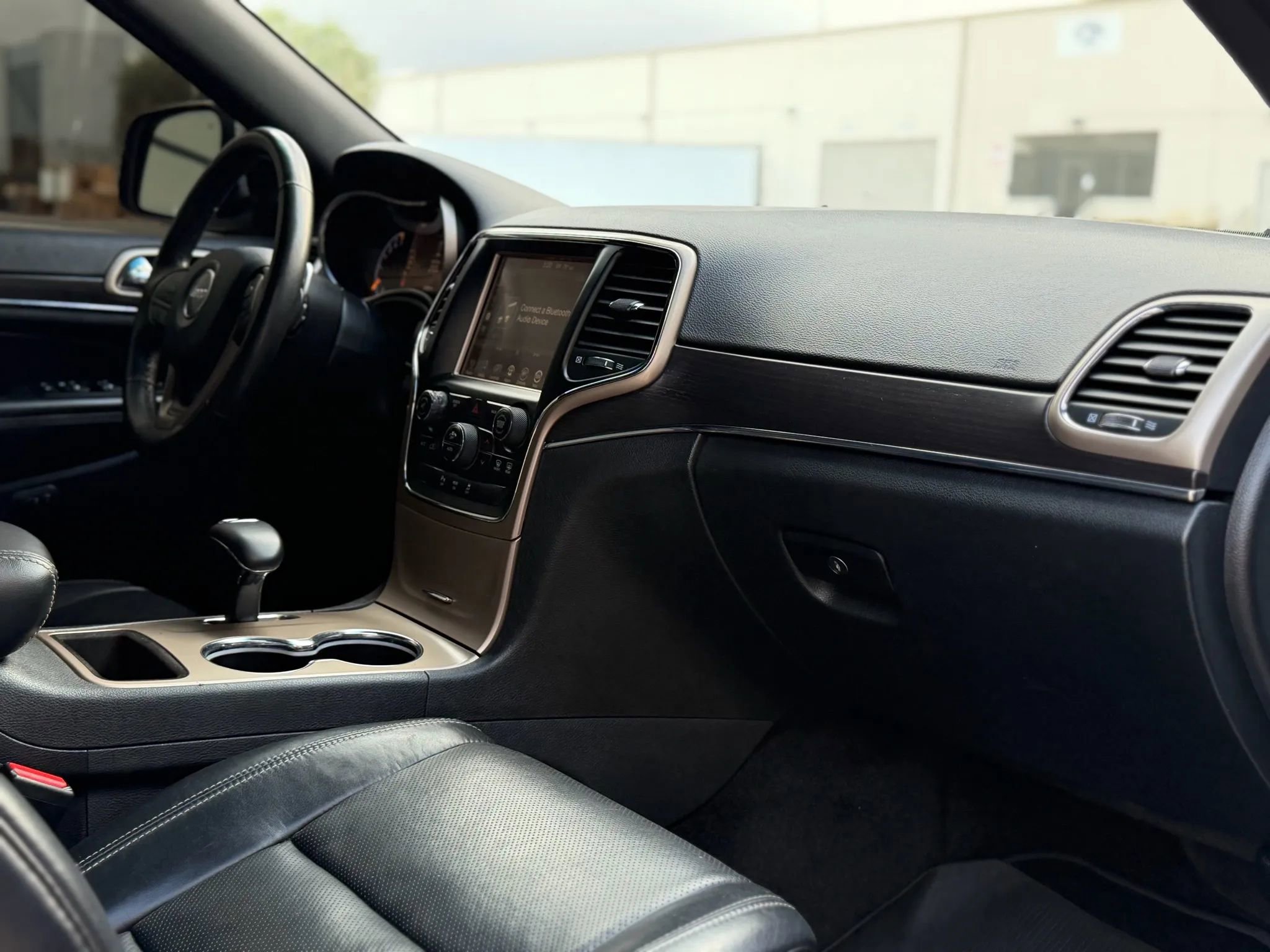 Used 2015 Jeep Grand Cherokee Limited w/ Luxury Group II image 17