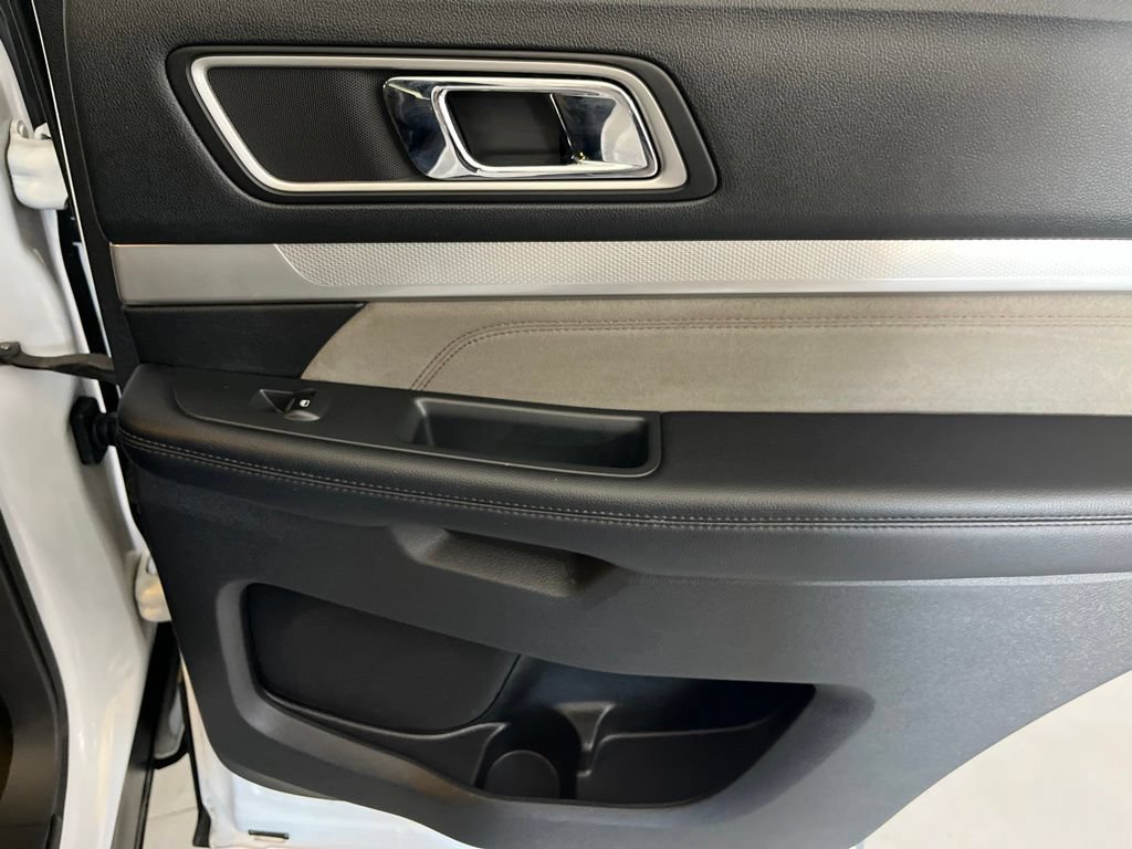 Used 2017 Ford Explorer XLT w/ Equipment Group 202A AWD/4WD image 53