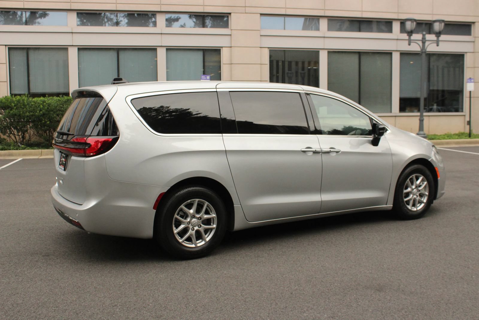 Used 2026 Chrysler Pacifica Select FWD image 7