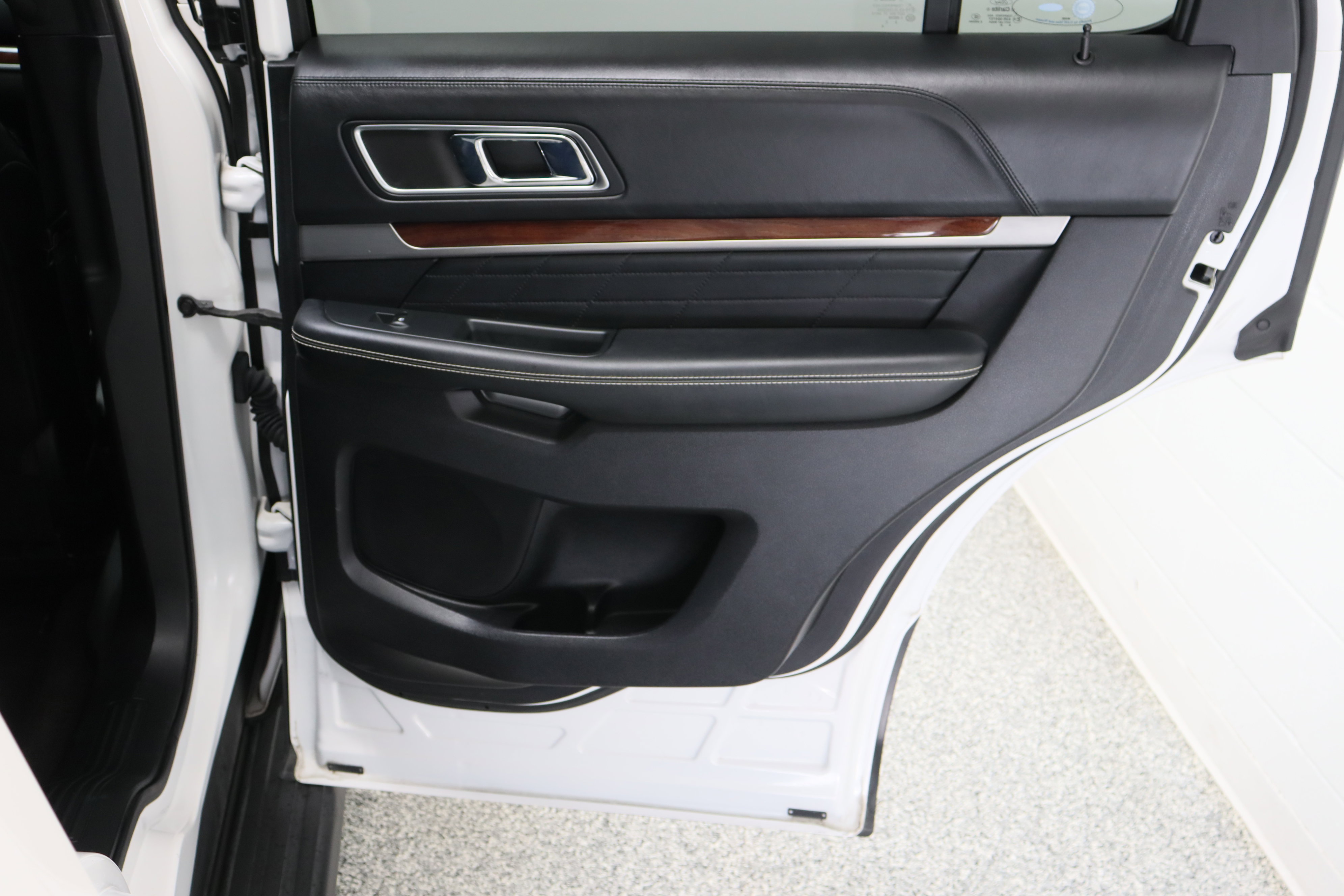 Used 2018 Ford Explorer Platinum AWD/4WD image 38