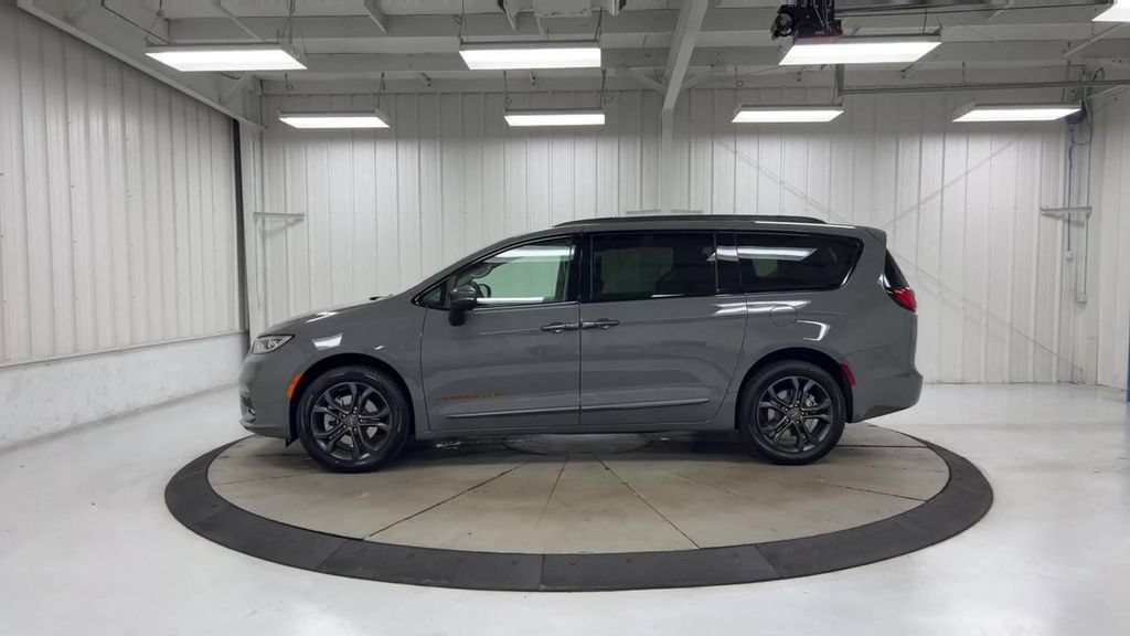 Used 2023 Chrysler Pacifica Touring-L w/ Uconnect Theater Family Group AWD/4WD image 5