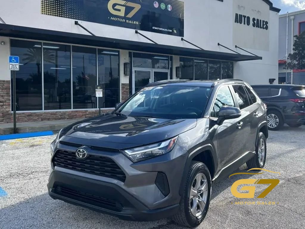 Used 2025 Toyota RAV4 XLE AWD/4WD image 1