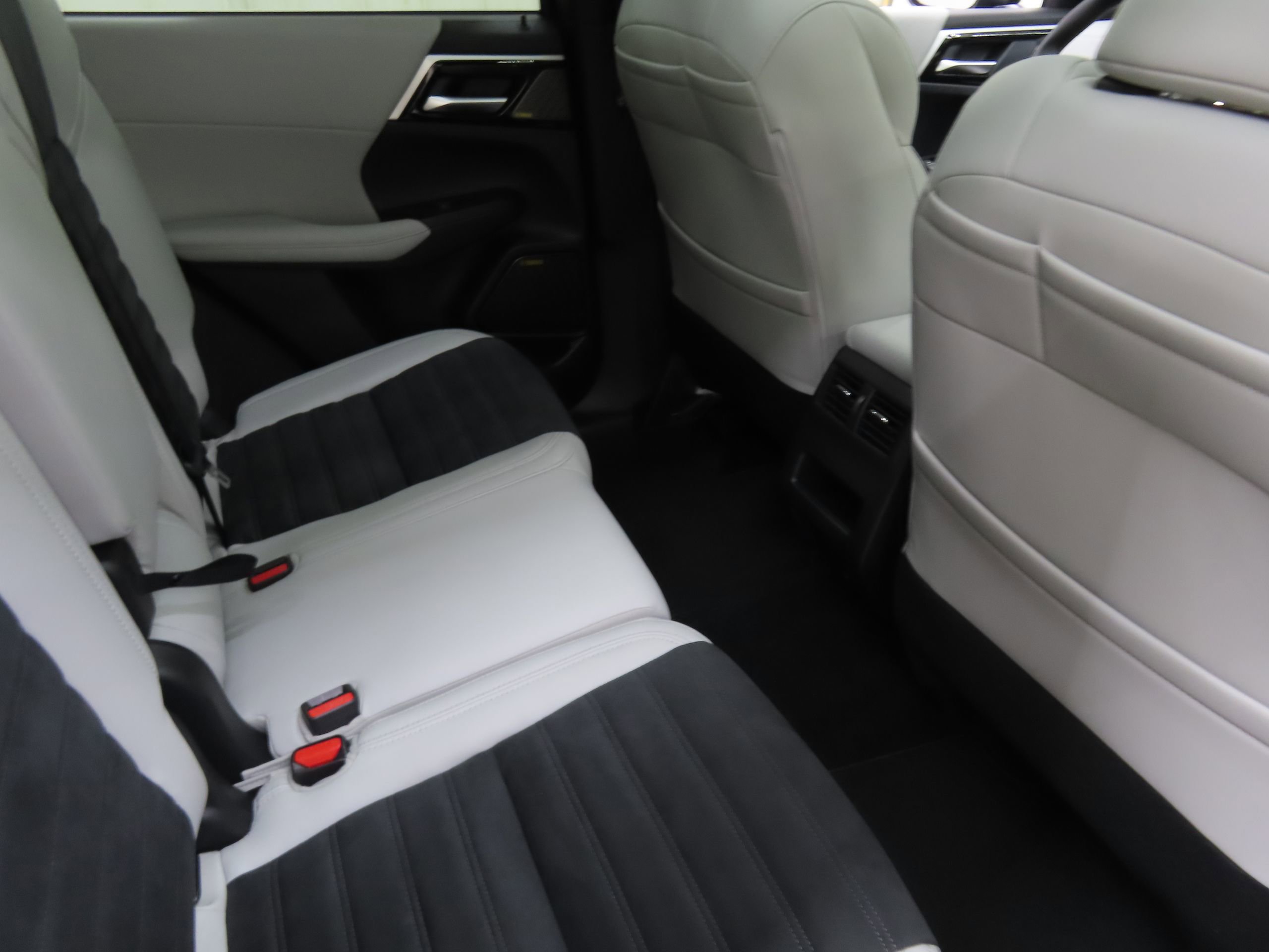 New 2025 Mitsubishi Outlander SE image 24