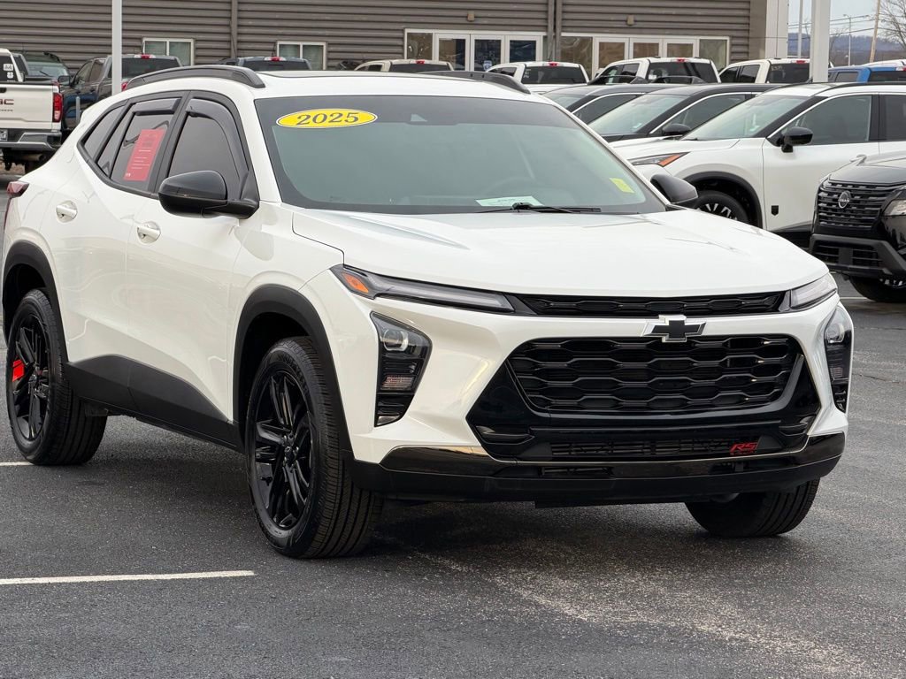 Used 2025 Chevrolet Trax ACTIV w/ Sunroof Package image 2