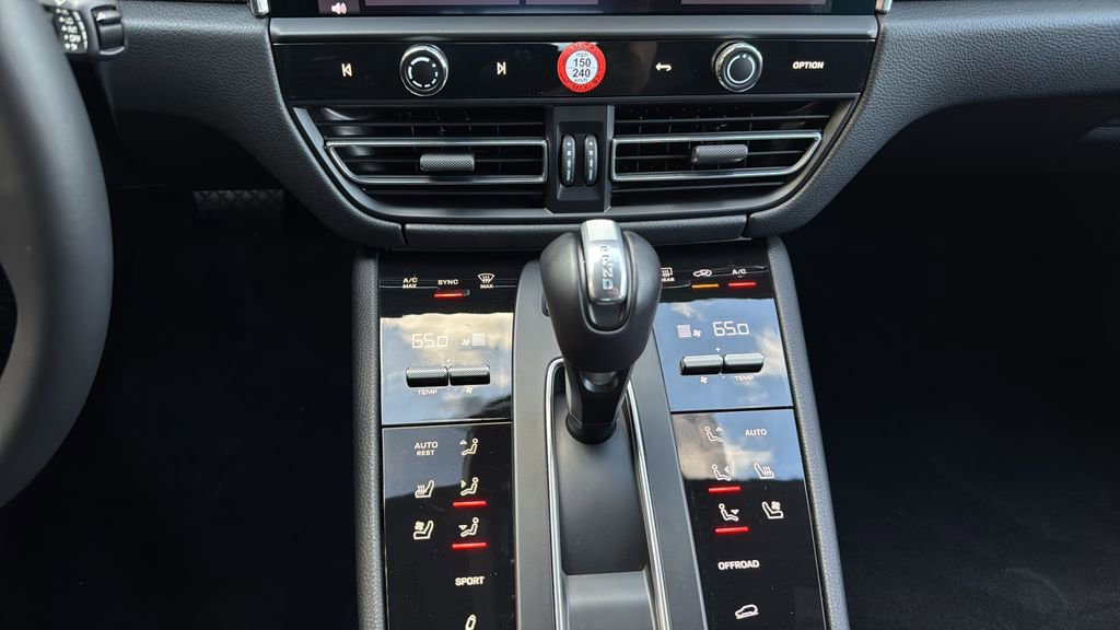 Certified 2025 Porsche Macan image 13