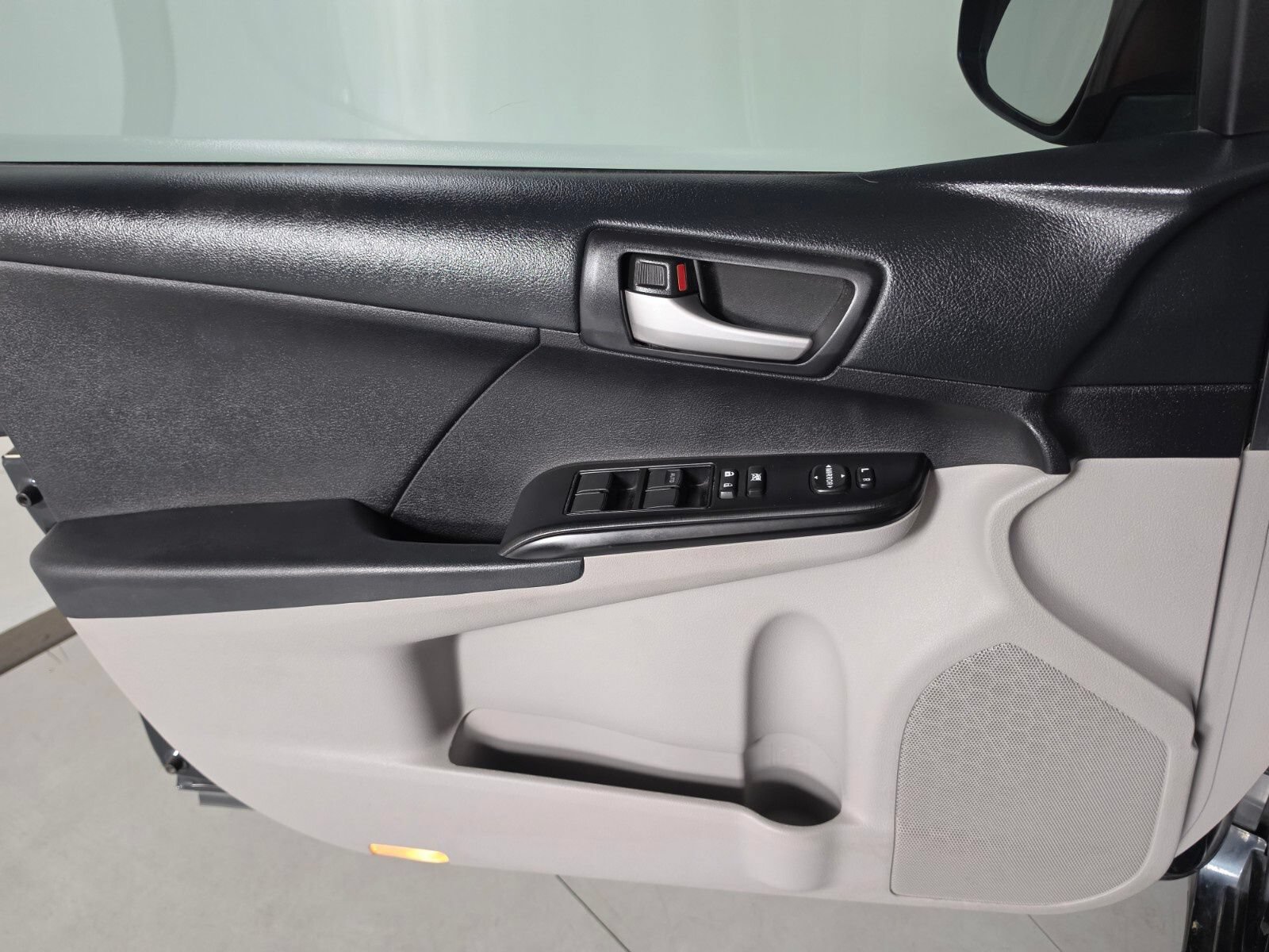Used 2012 Toyota Camry LE FWD image 33
